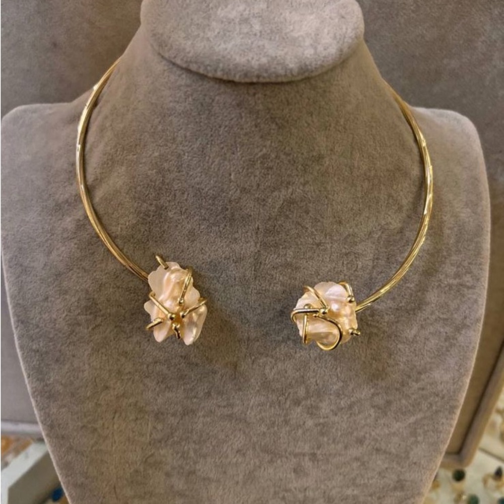 Elegant Gold and Baroque Pearls Women's Necklace